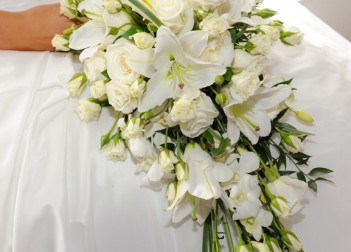 Teardrop Bridal Bouquets White teardrop bouquet 7981627 s 351x252